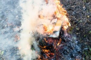 Mottfeuer schaden der Umwelt | Abfall im Freien verbrennen ist verboten | Gemeinde Schwarzenburg